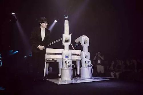 利来w66艺术家宋思衡携手机器人奏响“科技之音”